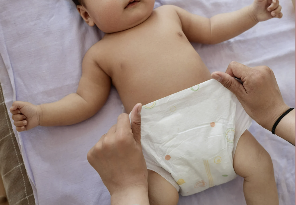 bercak merah popok bayi, kristal urat bayi, tanda ISK bayi, Bunda, si Kecil